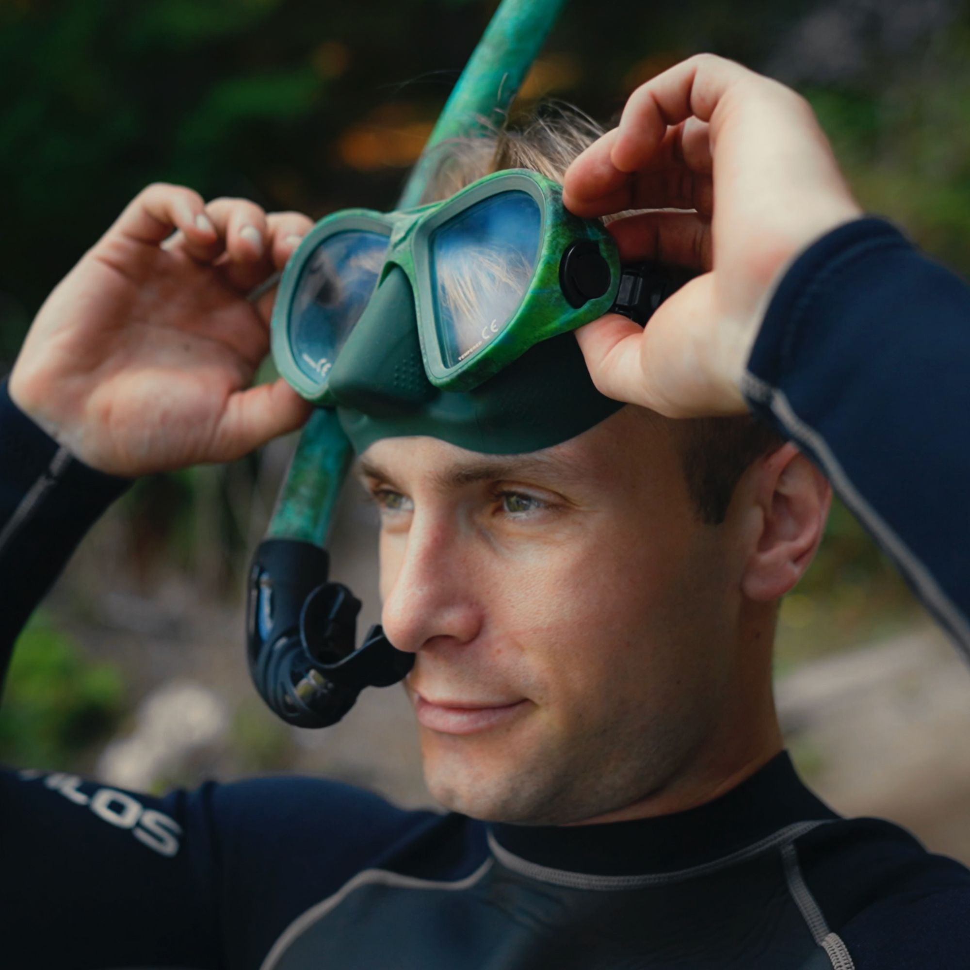 Snorkeler using the Tilos Aquastalk Mask and Spawn Snorkel Set set at the surface
