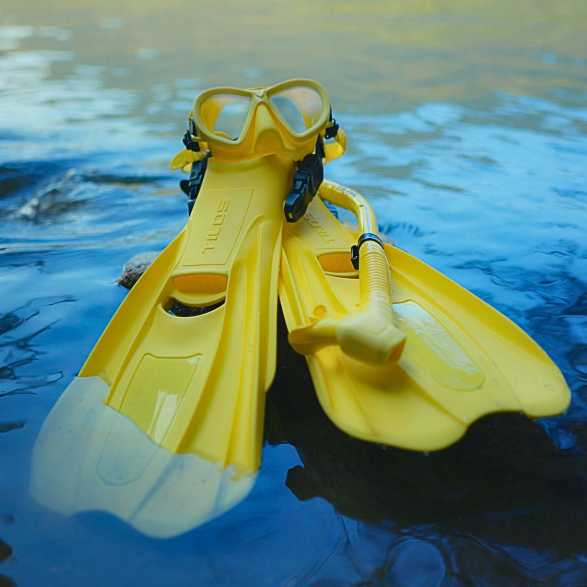 Tilos Aquastalk Mask, Hi-Flow II Semi-Dry Snorkel and Technix Fins Set — set components detail view